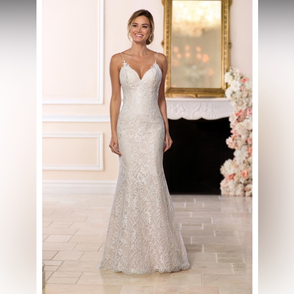 Elegant Lace Wedding Dress - Picture 2 of 16